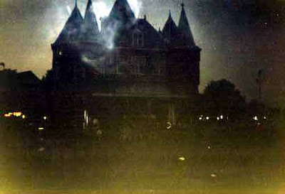 Spooky Haunted House Halloween Wallpaper