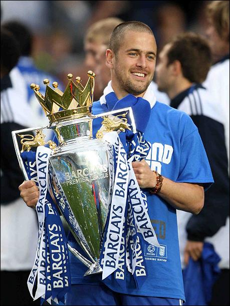 joe cole chelsea premier league trophy joe cole chelsea premier league trophy
