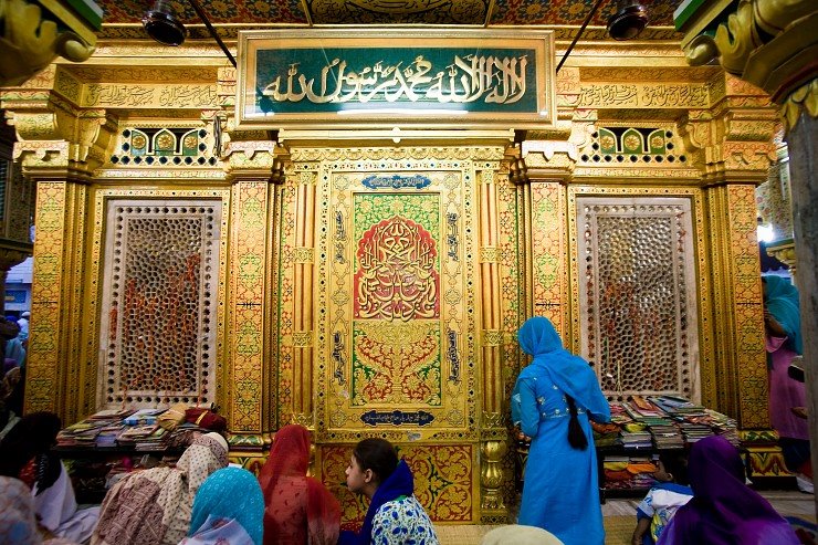 [At+the+tomb+of+Hazrat+Nizamuddin+Auliya..jpg]