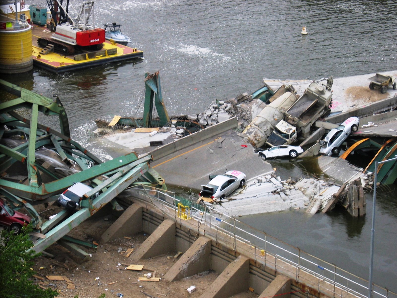 [Minneapolis+bridge+collapse+31389.jpg]