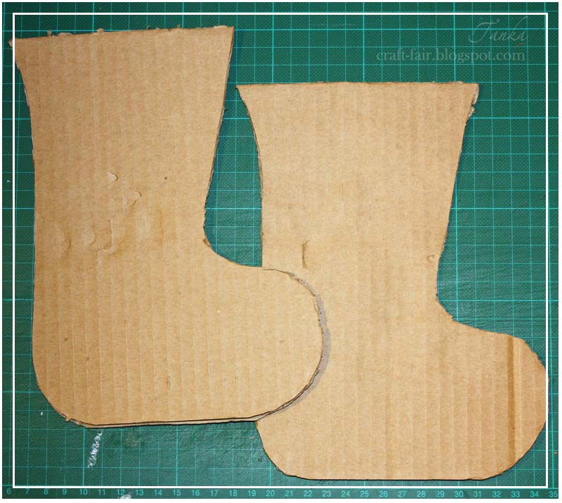 Носок для подарков из картона. Объемные валенки из бумаги. Как сделать сапог из картона. Сапожок для подарков. Сапожок новогодний из пенопласта.