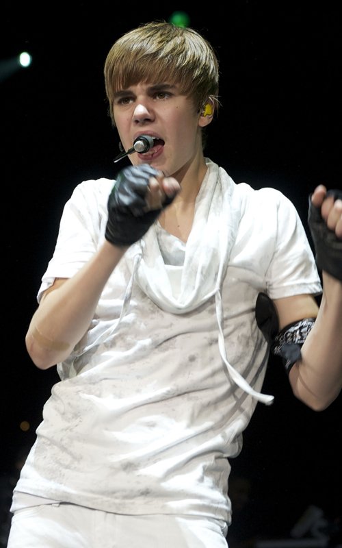 Wallpaper World: Justin Bieber performing at the 2010 B96 Jingle Bash