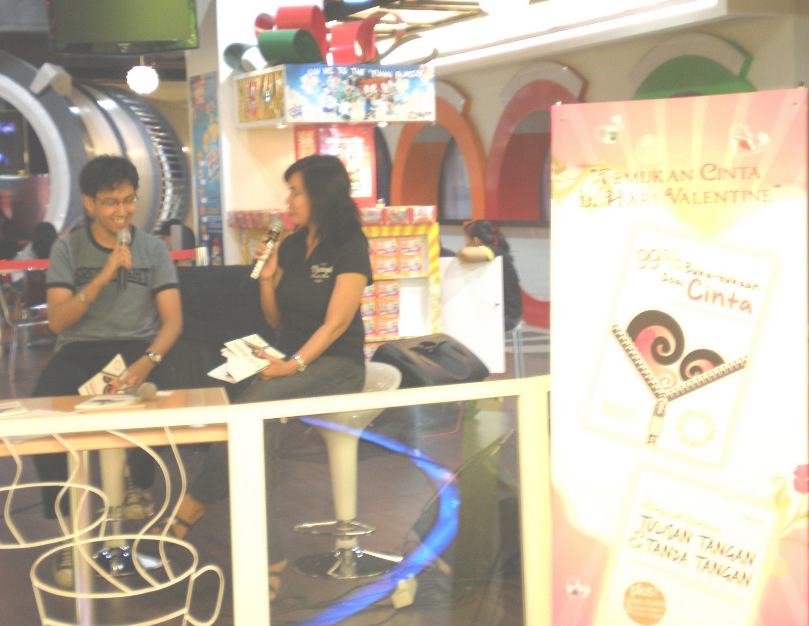 [Kupas+buku+with+penulis.JPG]