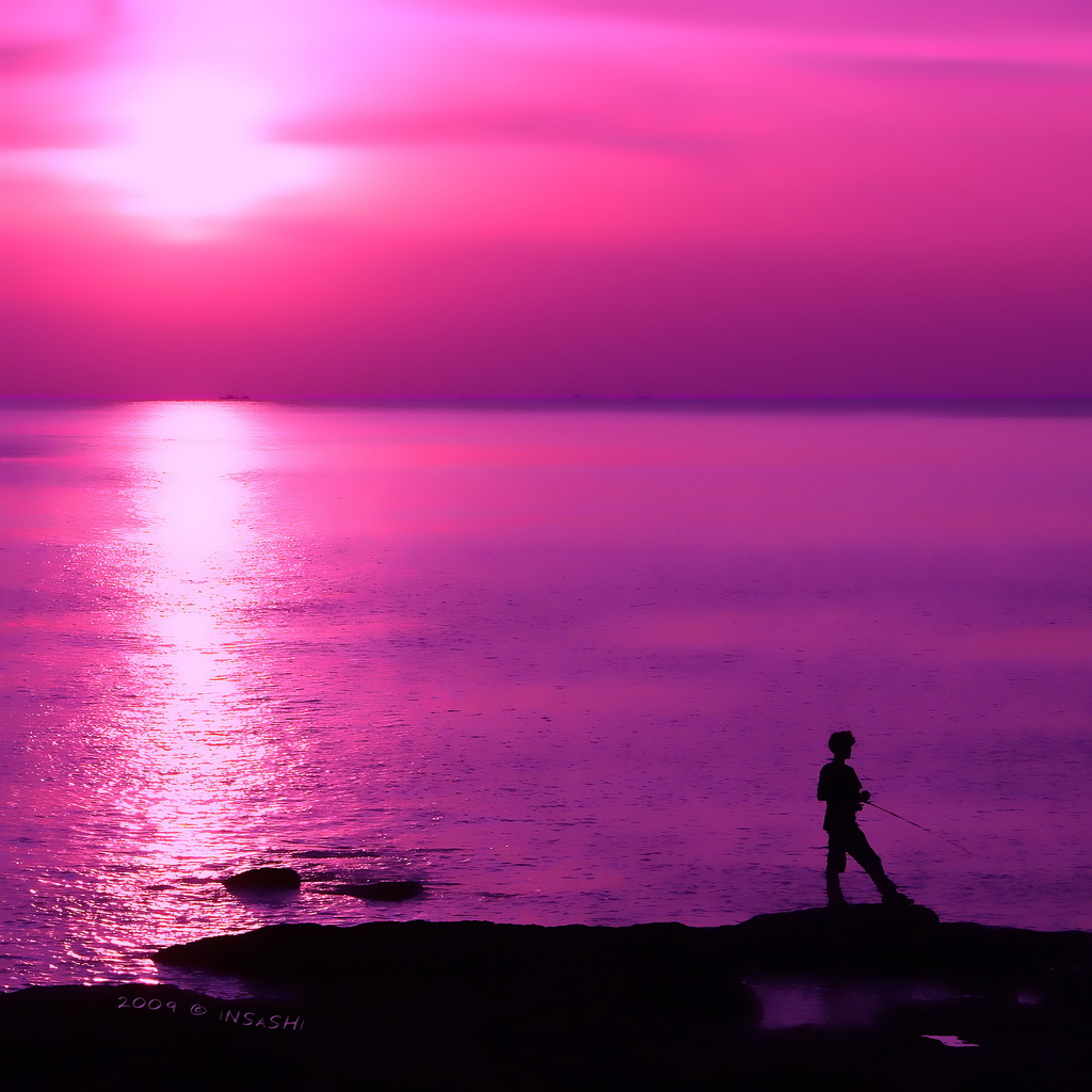 Песни розовый закат далеко зашел. Фиолетовый закат. Фиолетовое море. Розовый закат. Девушка на фоне фиолетового заката.