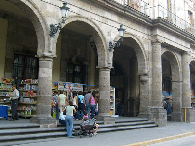 Stands de libros en el Palacio Municipal de Guadalajara, Jalisco.
