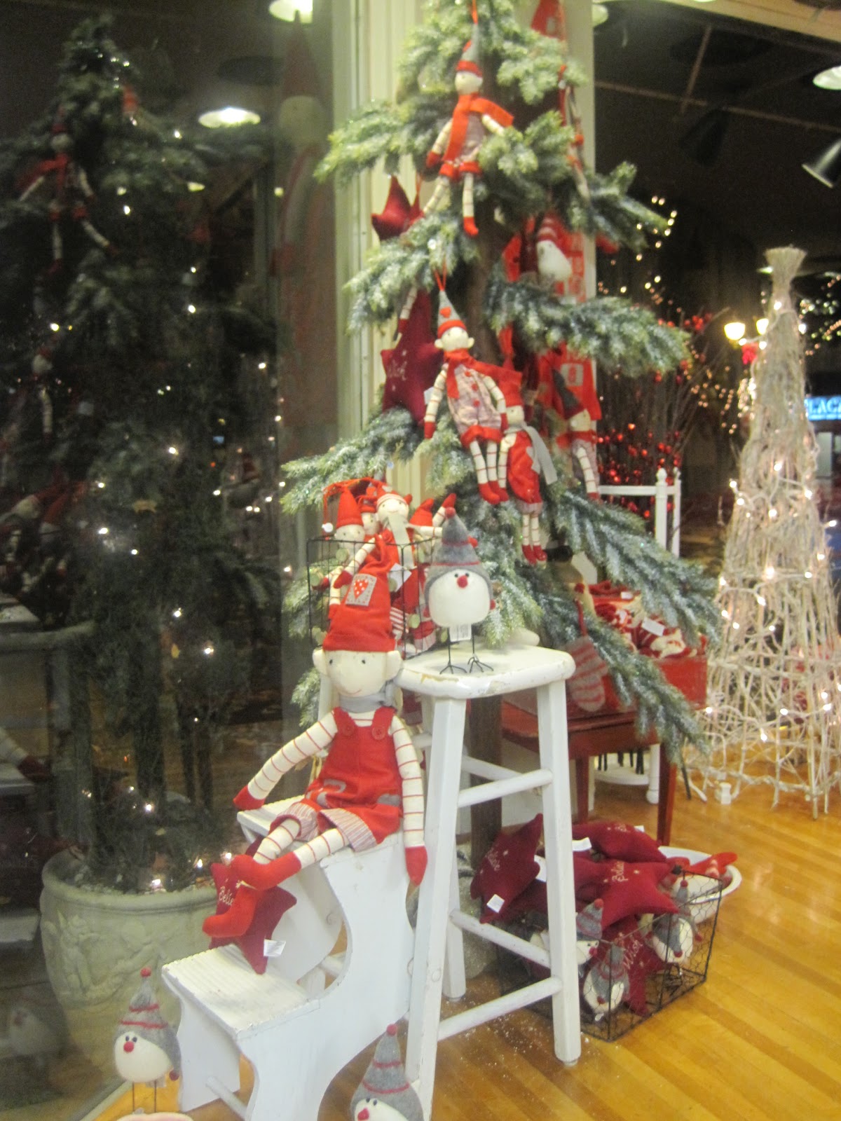 Camas Antiques: We are full of Holiday Spirit