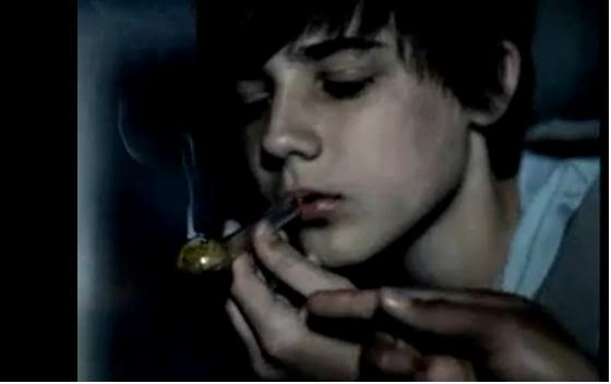 U Porn Pictures Kristen Stewart Smoking Bong
