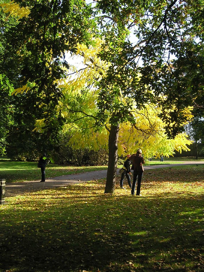[posing+under+tree+greenwich+park.jpg]