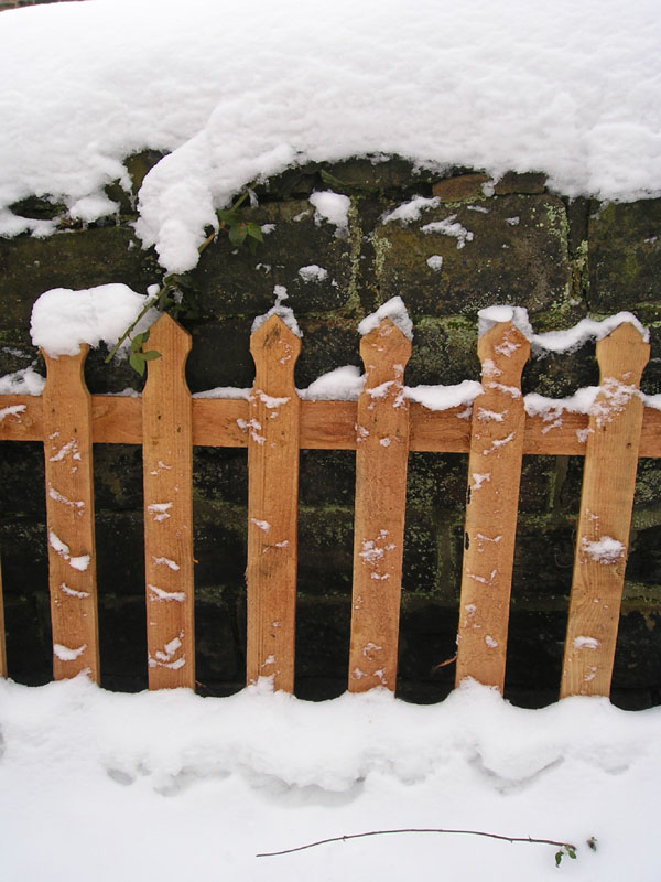 [snowy+wall+fence.jpg]