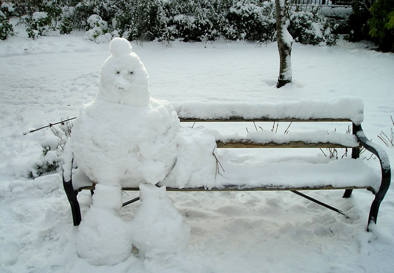 [seated+snowman+bench.jpg]