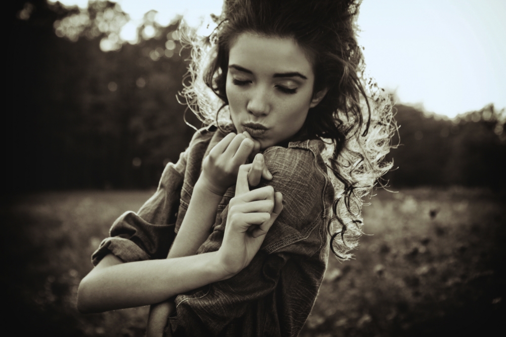 Молодая прощу. Анна суханова. Мужчина и женщина держатся за руки. Аля алферова самара. Эмили сероглазая.