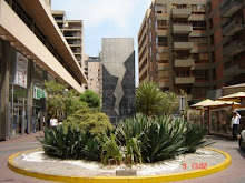 Estela en homenaje a los caídos en Tarata, Miraflores, Lima