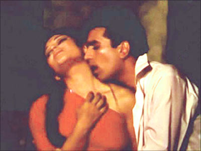 twinkle khanna hot in mela twinkle khanna hot in mela
