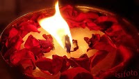 "Una espelma no perd la seva flama o la seva calor encenent una altra"