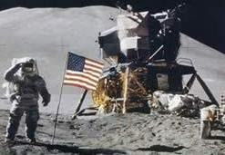 En esta foto de la misión Apolo 15, se puede observar, sin problemas, la placa  con la bandera de Estados Unidos.