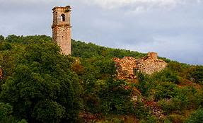 Pueblo abandonado de Ochate con la torre de la antigua iglesia de San Miguel