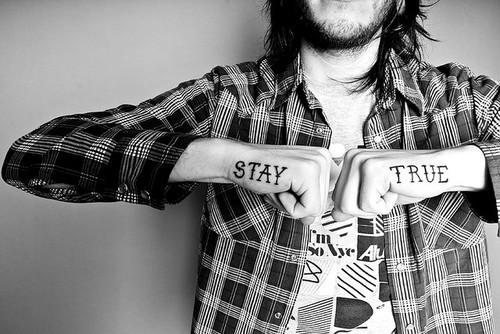тату hope на пальцах. Stay true. Stay true stay. Stay true stay. Stay true тату на пальцах.