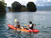 Berperahu canoe di Danau Matano, Soroako Sulawesi Selatan