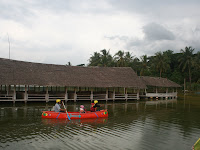 Berperahu Kano di kolam udang Mang Engking