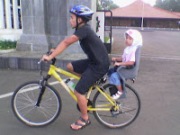 Bersepeda bersama keluarga dengan boncengan sepeda