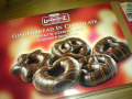 turta dulce Lambertz: in forme de inimioare, covrigei si stelute invelite in ciocolata neagra si decorate cu ciocolata cu lapte