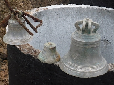 Нашли колокол. Колокол литейщиков ярославль. Литье колоколов каменск уральская. Колокольчик церковный старинный. Старинные колокола.