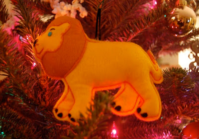Fourteen Countess: Vintage handmade felt zoo animal ornaments!