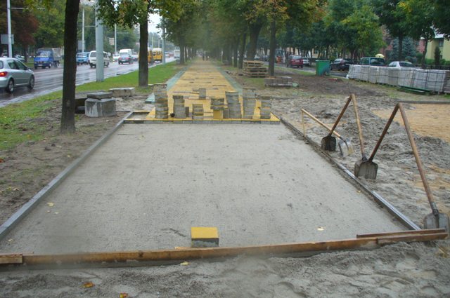 На остановке МОПРа меняют тротуарную плитку