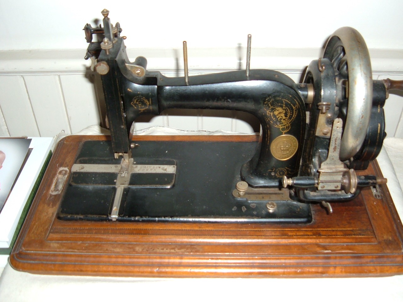 Как открыть швейную машинку. Швейная машинка Чайка Зингер. Старинная швейная машинка. Швейная машинка Старая ручная. Старинные Антикварные Швейные машины.