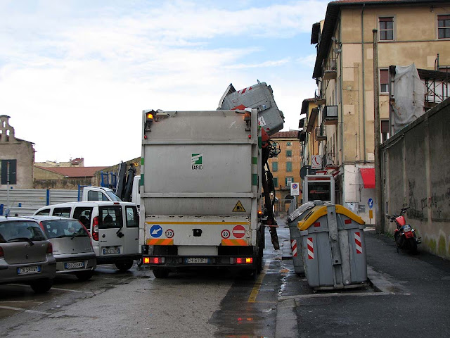 Emptying dumpsters, Livorno