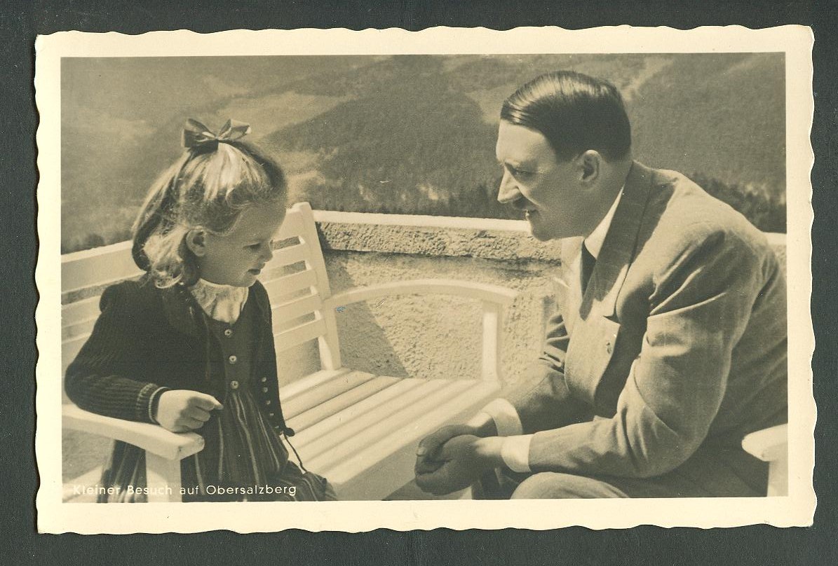 [Hitler+talks+to+a+small+visitor+of+Obersalzberg.jpg]