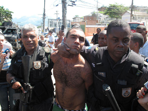 'Zeu, cadê o machão?', vaiam moradores da Favela do Alemão