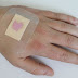Bandage changes color if wound becomes infected