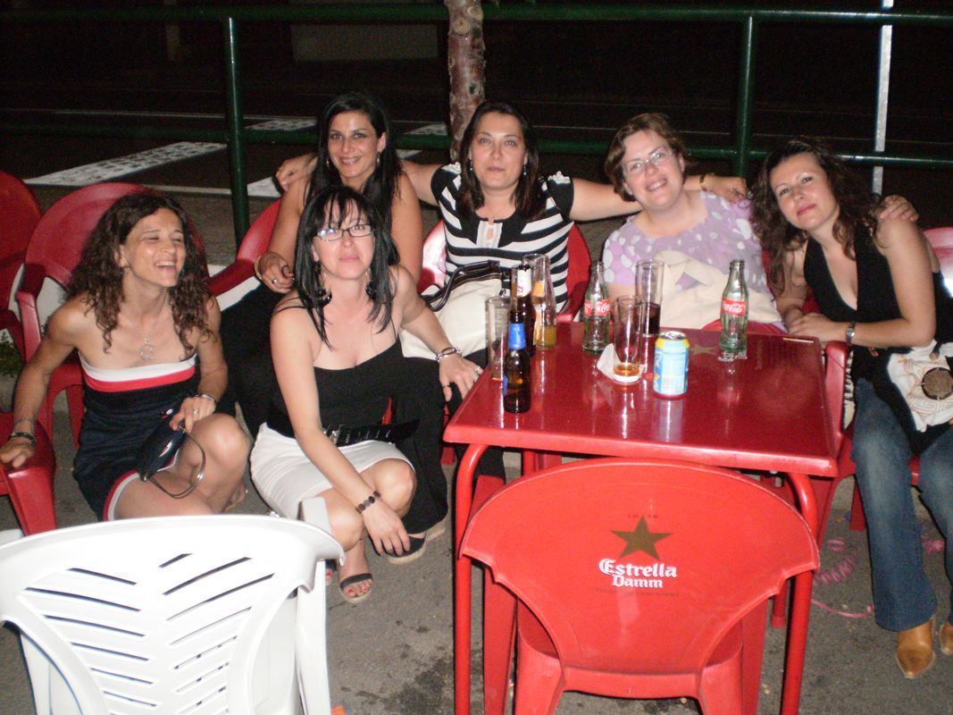 [Rosi,+Bego,+Mª+Carmen,+Mariki,+Mª+Luisa+y+Guada+en+Feria+Chica+2009.JPG]