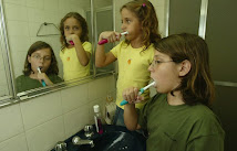 Se você deixa a torneira meio aberta enquanto escova os dentes, pode gastar 12 litros em 5 minutos.