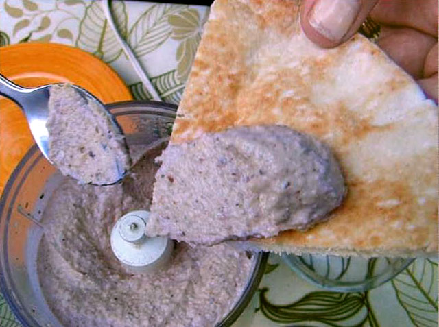 [hummus+on+pita.jpg]