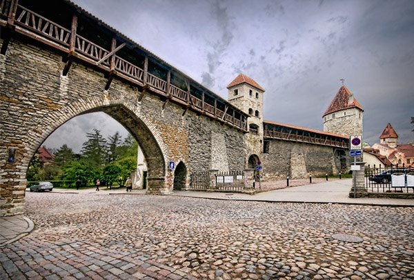 [OldTallinnWallMy09Perspect.jpg]