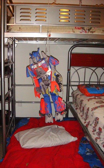 [optimusprimehangsfrombunkbed.jpg]