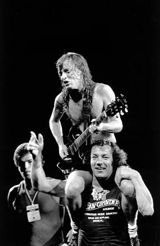 lascampanasdoblanporbon: AC/DC en Brasil - Armado escenario.