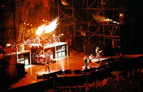 lascampanasdoblanporbon: AC/DC en Brasil - Armado escenario.