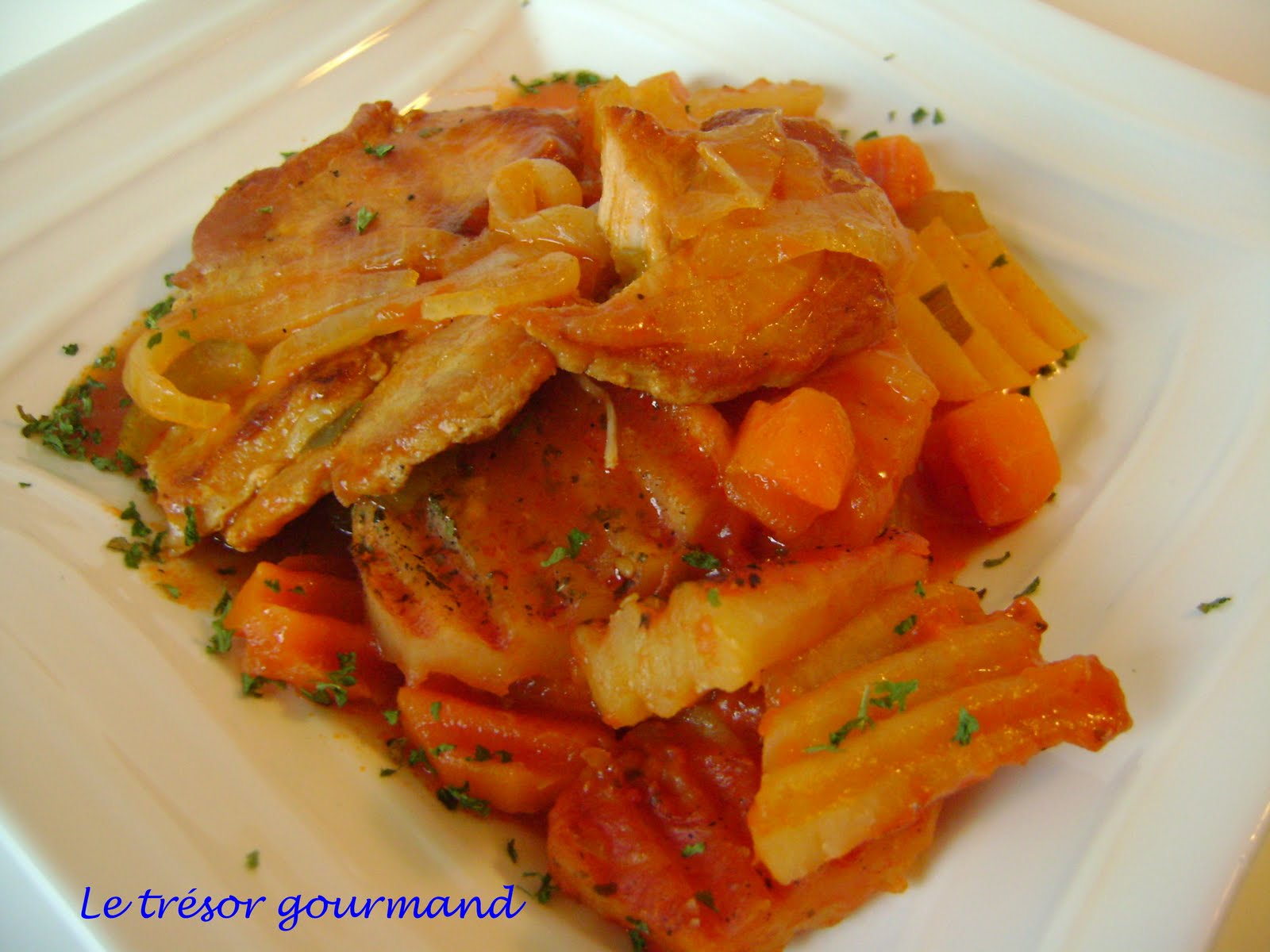 LE TRÉSOR GOURMAND CÔTELETTES DE PORC AUX LÉGUMES ET SOUPE AUX TOMATES LE TRÉSOR GOURMAND CÔTELETTES DE PORC AUX LÉGUMES ET SOUPE AUX TOMATES