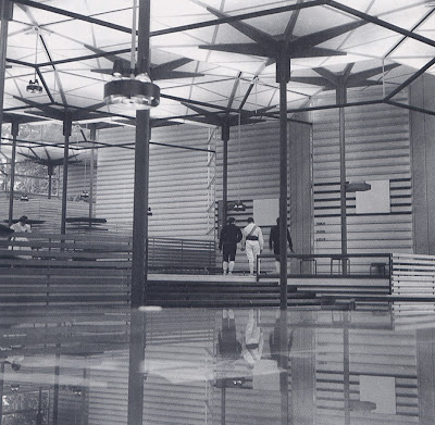 Hablemos un poco de todo: Pabellón de España en Bruselas, Corrales y