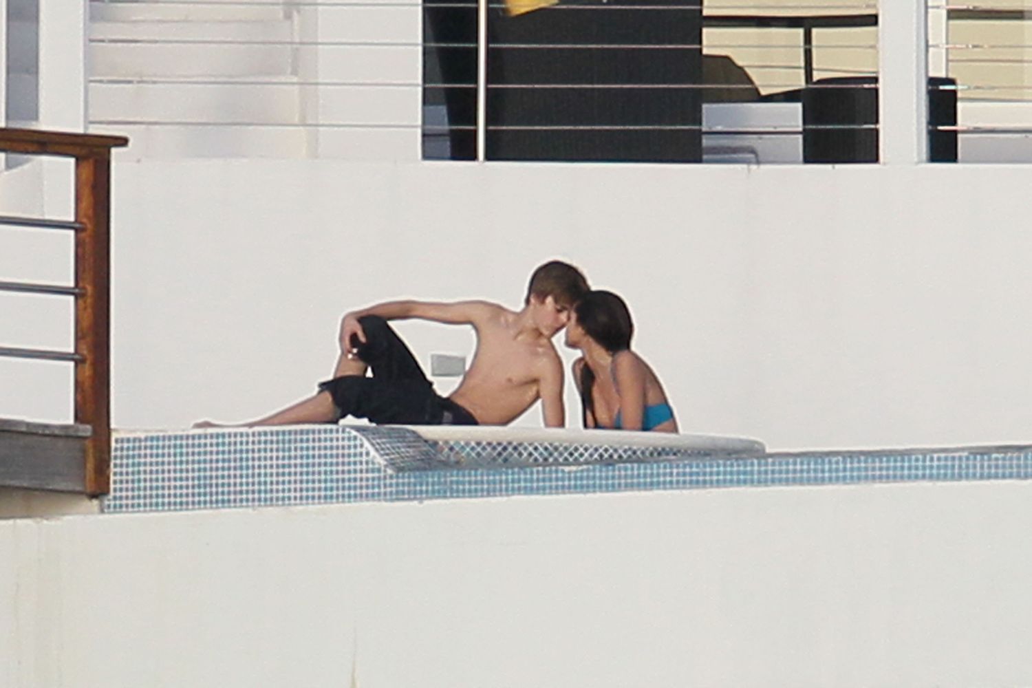 Justin Bieber e Selena Gomez são flagrados aos beijos.