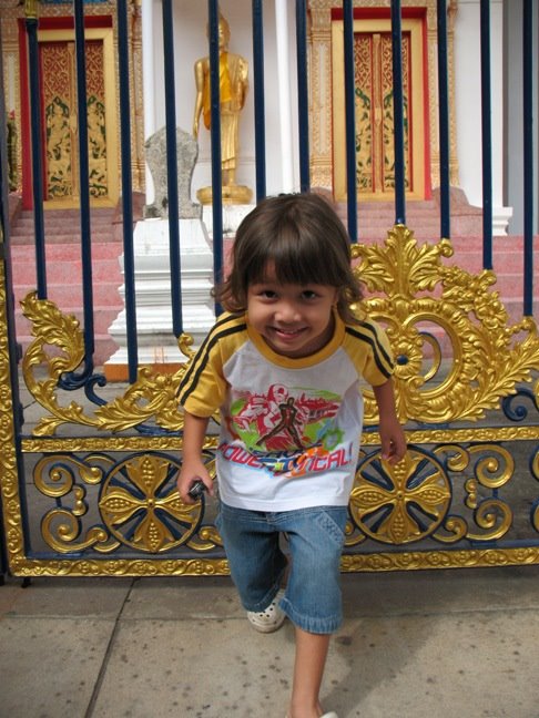 [mongkon-nimit-temple-boy.jpg]