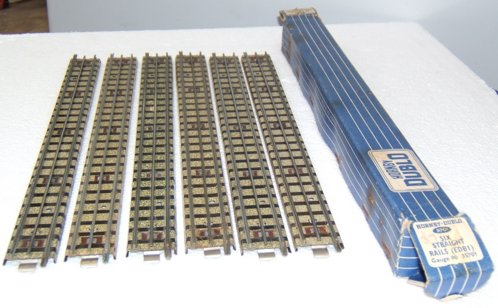 MM2010e Gallery: 29 6 Hornby Dublo 3-rail track, full size straights in