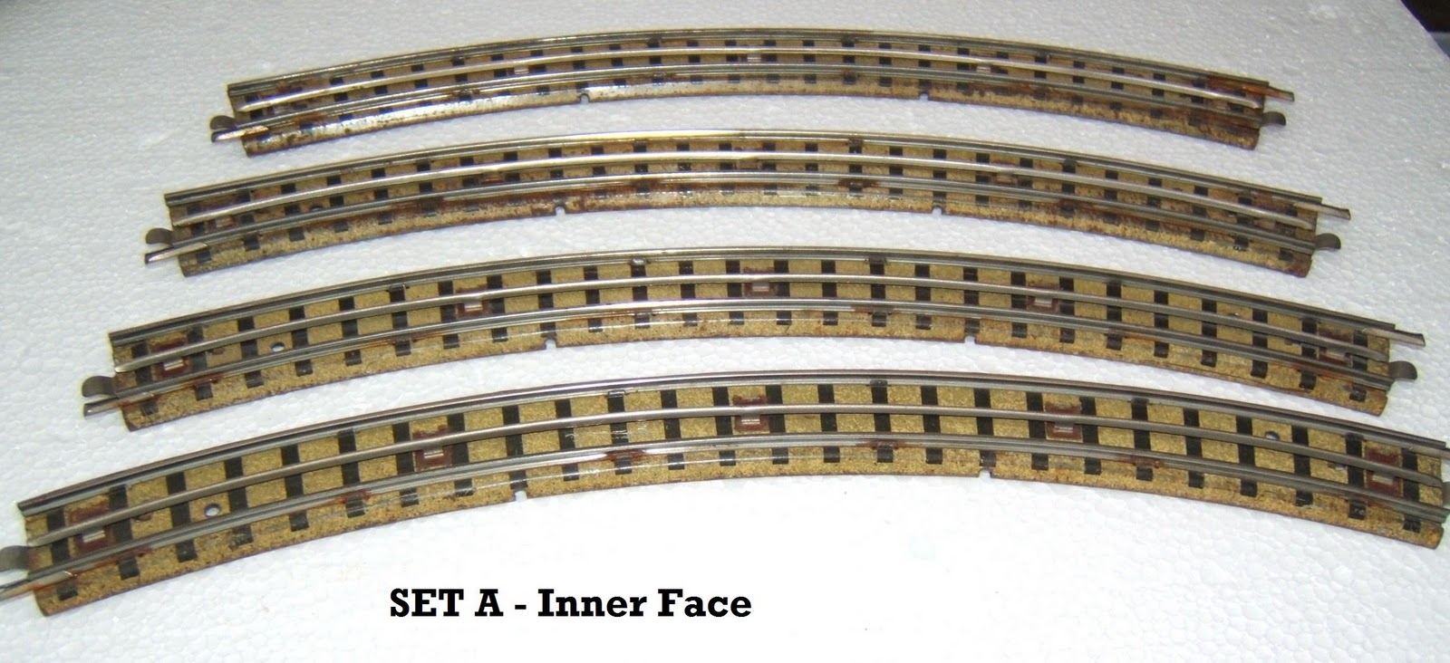 MM2010e Gallery: 27 Hornby Dublo 3-rail track, standard curves - qty 7