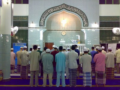 http://3.bp.blogspot.com/_BfcS1uxsp20/SMEOMJYr1rI/AAAAAAAAAJU/m6hdu5RDU8Q/s400/solat_masjid.jpg