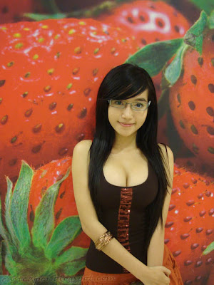 http://3.bp.blogspot.com/_BgQ2PMIWukc/S5s4D-ayhpI/AAAAAAAAAdg/yQ-nTwL6xN0/s400/elly_in_fit_dress_and_glasses_5.jpg