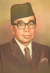 KENEGARAAN: Tun Abdul Razak bin Haji Dato' Hussien, Bapa 