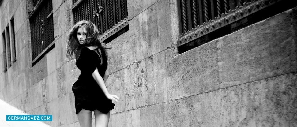 Девушка идет по улице. Девушка оборачивается. Обернуться 20. Девушка оборачивается. Портрет в городе.